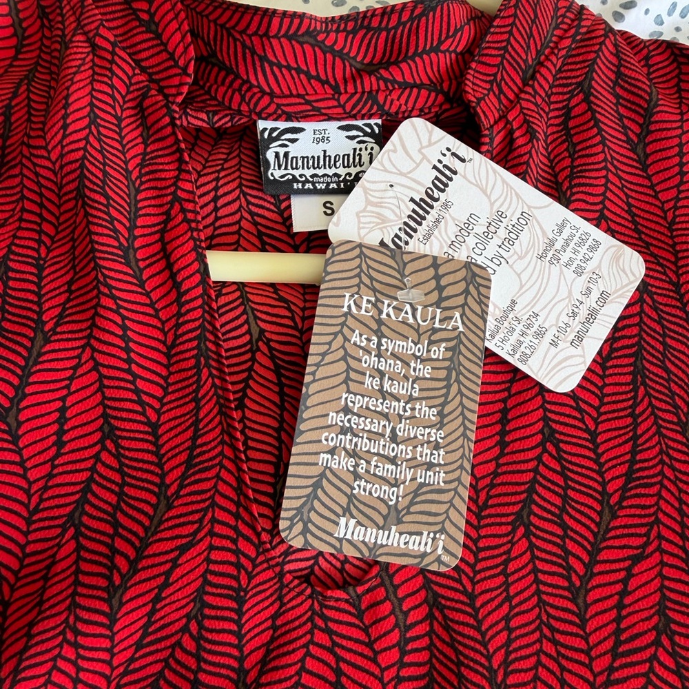 Manuhealii Red and Black Leaf Patterned Top - Picture 3 of 4